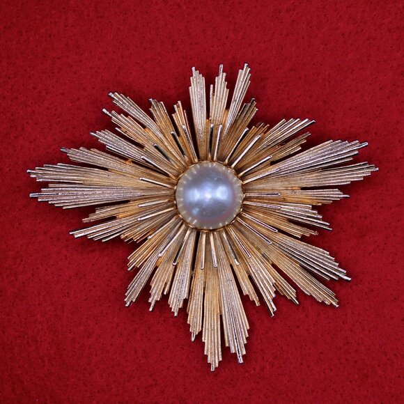 MCM Atomic-Age Starburst Brooch with Pearl Center. - Picture 2 of 4